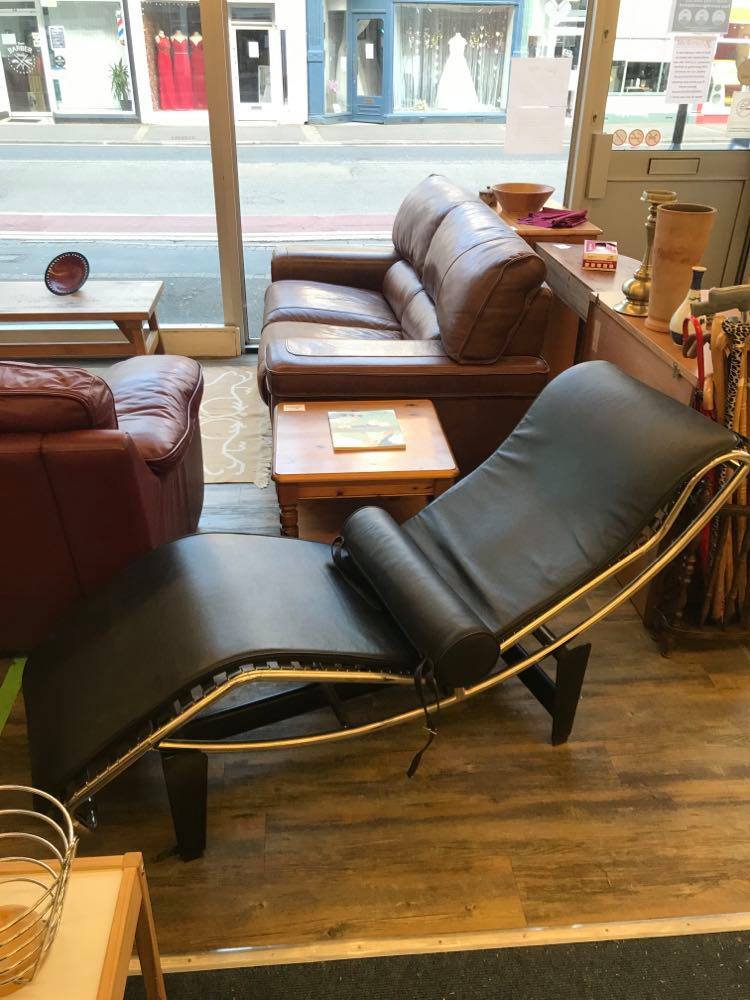 Black leather Corbusier LC-4 style Chaise Longue in lovely condition.
